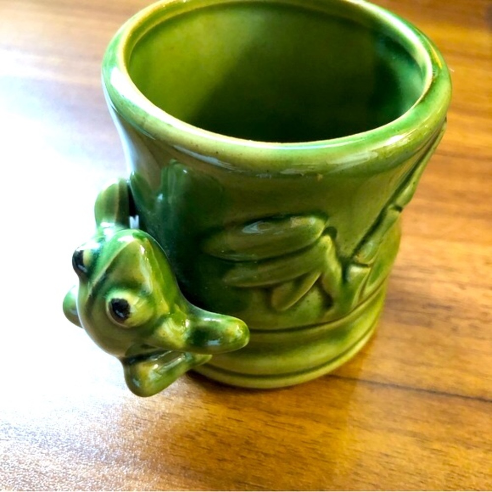 Frog climbing Bamboo Mini planter - Picture 8 of 13